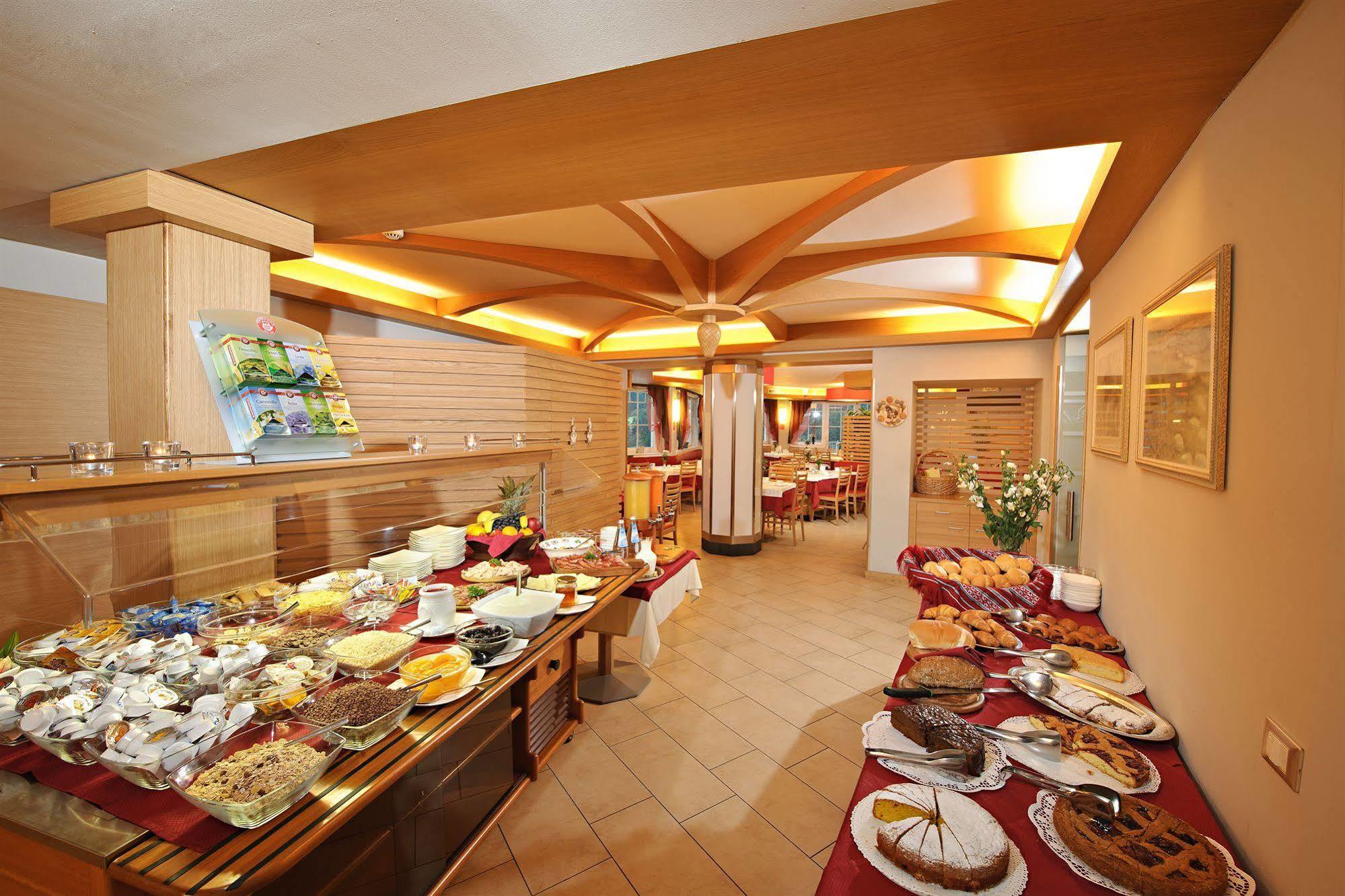 Albergo Cavallino Bianco Rumo Exterior photo